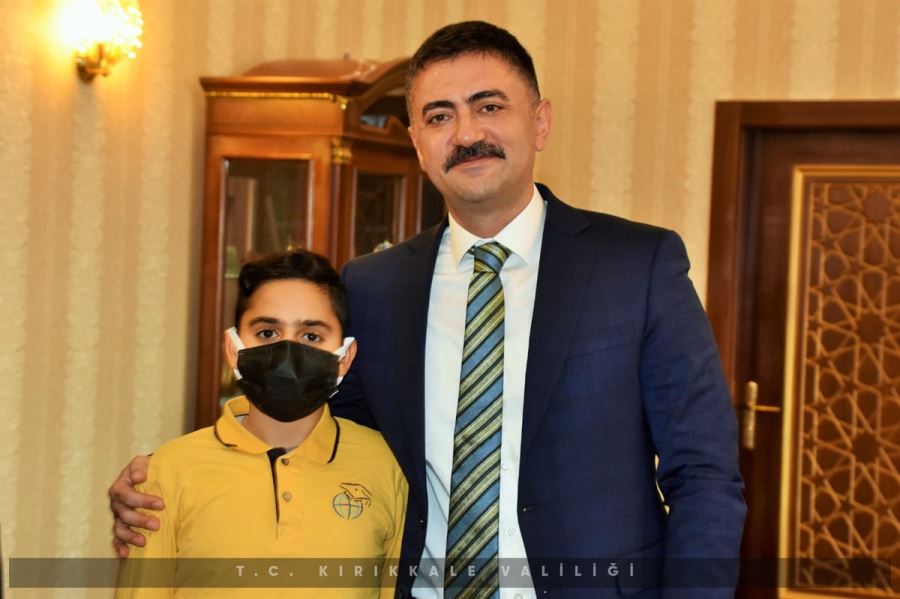 ÜLKELER ARASI BİR TUTKUMU? YABANCI HAYRANLIĞIMI? YOKSA ŞOV MU?