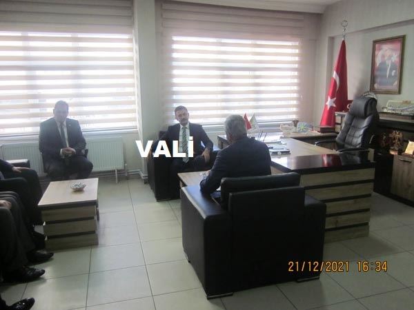 DİĞERLERİ GİBİ DEĞİL GELENE GİDİYOR.İŞTE DEVLETİN VALİSİ BU!
