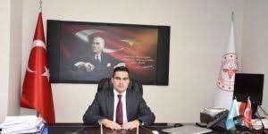 TEMSİL ETTİĞİ KURUMUN VAHAMETİNİ ANLATMAYA ÇALIŞAN BİR MÜDÜR.