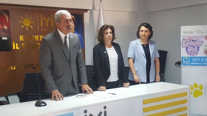 KIRIKKALE DE İYİ PARTİNİN BAYAN KURMAYLARI İL BAŞKANI İLE BERABER.