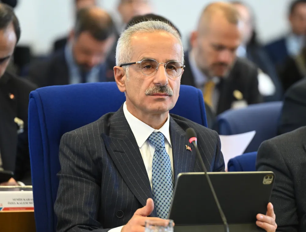 TAM BİR DEVLET ADAMI VAKUR BİR YAPIYA SAHİP.