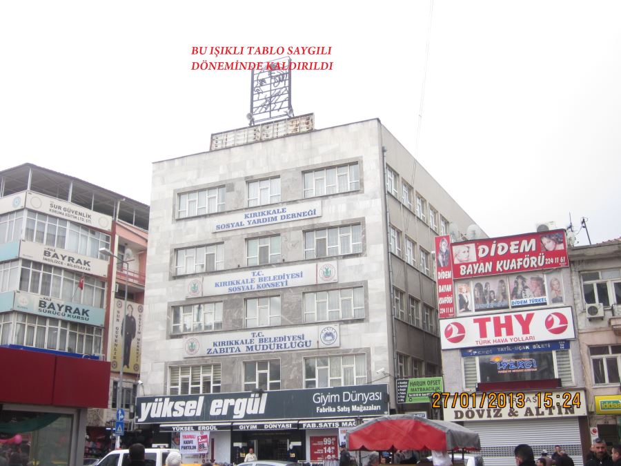 KIRIKKALE ESKİ BELEDİYE BİNASININ ÜZERİNDEKİ IŞIKLI ATATÜRK TABELASI KALDIRILDI BİR DAHADA YERİNE KONMADI.