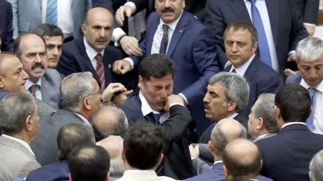 SİNAN OĞAN YEDİĞİ YUMRUĞU HATIRLADI