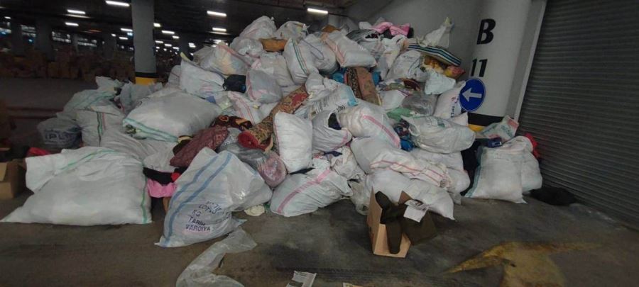 Denizli’de Depremzedelere gönderilmeyip Bekletilen Yardım Kolileri, Sular Altında Kaldı…