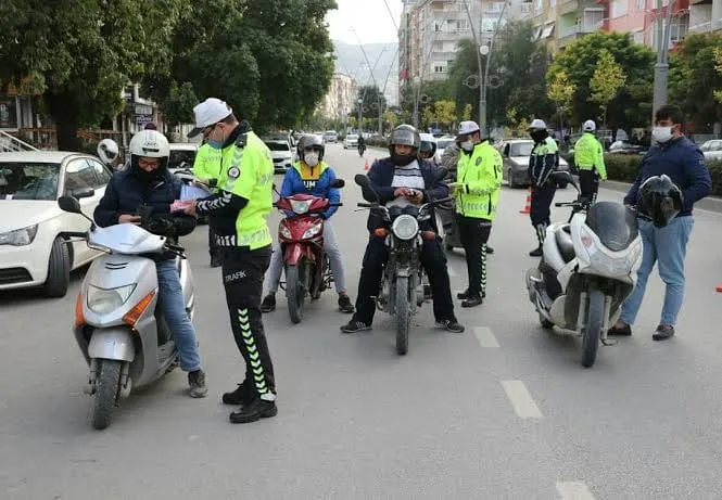 KIRIKKALE DE TRAFİK MÜDÜRÜ ZİBİDİ TİPİ MOTOSİKLET KULLANANLARA GÖZ AÇTIRMIYOR!