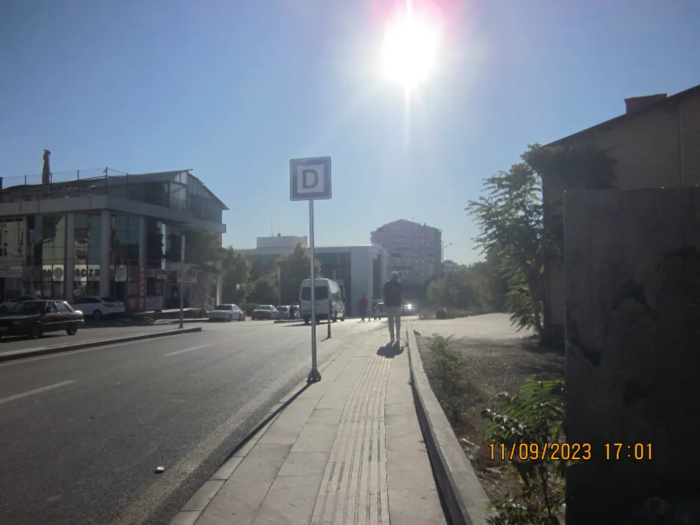 OTOBÜS VAR,DURAK VAR, AMA YAŞLILARIN OTURACAĞI BANK YOK!