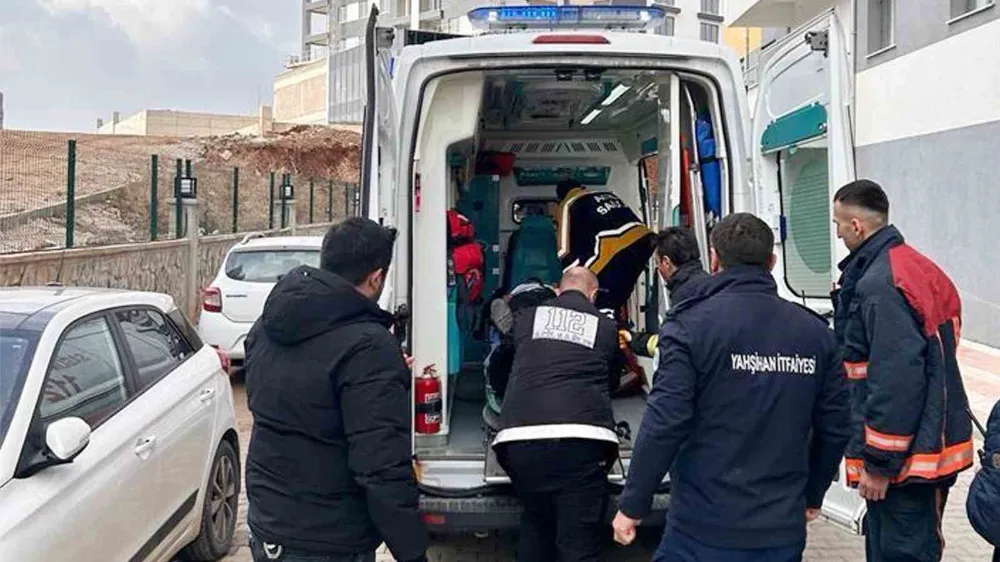 USTA TAMİR ETMEK İSTEDİĞİ ASANSÖRÜN ALTINDA KALDI!