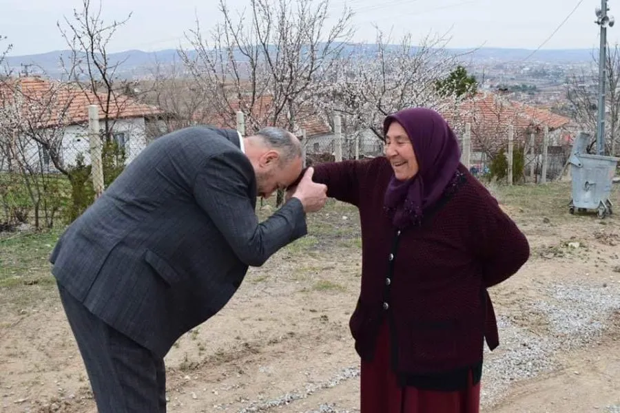 AKLI SELİM OLANLAR BİLİR.SAYGISINDA HİZMETİNDE KUSUR ETMEYENLERİ.