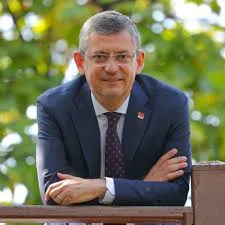 ÖZGÜR BEY SENDE HİSSİNDE SAMİMİ DEĞİLSİN SANA DA İNANMIYORUM!  hani erken seçim çağrısı ne oldu?