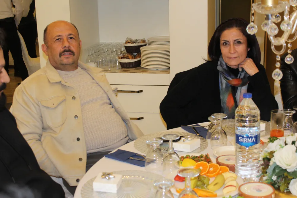 OBJETİFİME TAKILANLAR     KİLOMETRE TELİNİ! KOPARMIŞ İKİ GAZETECİ!