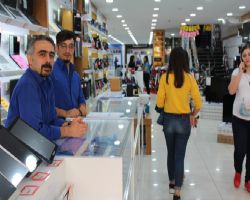 DIŞARIDAN GELEN ALIŞVERİŞ MERKEZLERİNİN MELEKLERİ MÜŞTERİYİ BÜYÜLÜYOR.