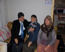 BAŞKAN UYAR YAŞLILARI ZİYARET ETMEKLE HAZRETİ ÖMERİ HATIRLATTI.