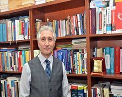 KEMAL GÖZLER DAVAYI KAZANDI. BEŞ YIL SONRADA OLSA KRAL 71 HAKLI ÇIKTI ZİRA GERÇEKLERİ BİZ YAZARIZ İNTİHALLE PROFESÖR OLANLAR DEĞİL.