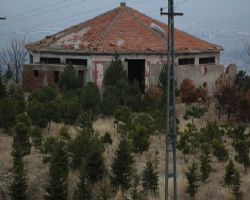 BİR ZAMANLARIN TAVERNASI ŞİMDİ VİRANE BAYKUŞ YUVASI.