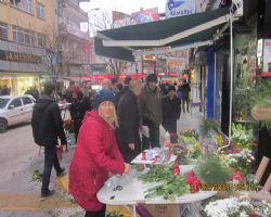 ÇİÇEKÇİDE SEVGİLİLER KUYRUĞU.