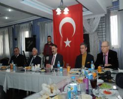 VALİ BASINA YEMEK VERMİŞ KÖRLER SAĞIRLAR BİRİ BİRİNİ AĞIRLAR ATASÖZÜ 'NÜ HATIRLATIYOR.